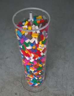 7,5 kg Lego in plexiglass tower 68 x 20 x 20 to estimate