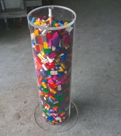 7,5 kg Lego in plexiglass tower 68 x 20 x 20 to estimate