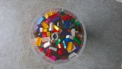 7,5 kg Lego in plexiglass tower 68 x 20 x 20 to estimate