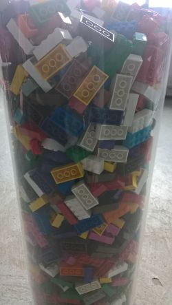 7,5 kg Lego in plexiglass tower 68 x 20 x 20 to estimate