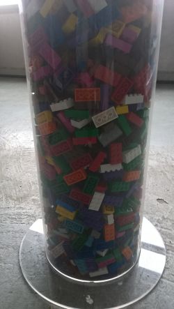 7,5 kg Lego in plexiglass tower 68 x 20 x 20 to estimate