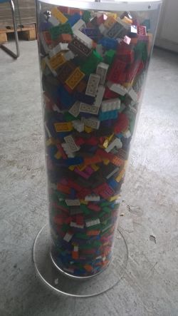 7,5 kg Lego in plexiglass tower 68 x 20 x 20 to estimate