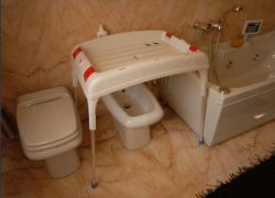 OK-Baby Wickeltisch und Wannenständer mit Ablaßsystem für Babybadewanne / Babywanne