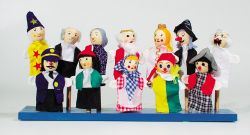 goki - wooden stand for finger puppets