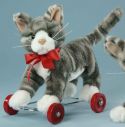 Katzenjunges auf Radgestell